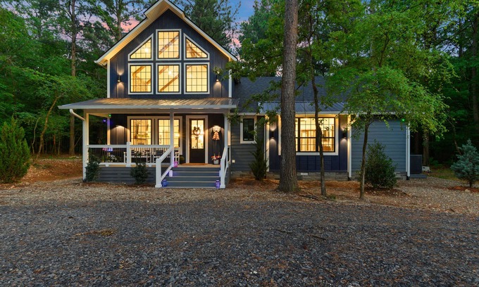 Broken Bow House | Pickleball, Pool, Splash Fountain ,Clubhouse , Walking Trails , Basketball
