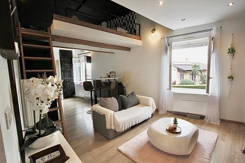 Irigny Apartment | Pied à terre - Mezzanine studio - Private parking