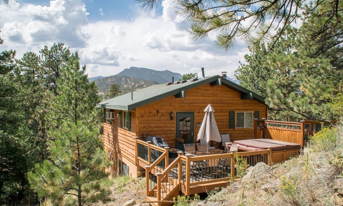 Estes Park House | Pine Cone Cabin, Walk to Town, Private Location, Hot Tub, Wood FP