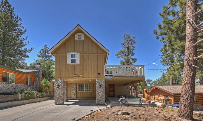 Big Bear Lake Cabin | Pine Haven By Destination Big Bear: Close to the Village, Snow Summit and Marina's