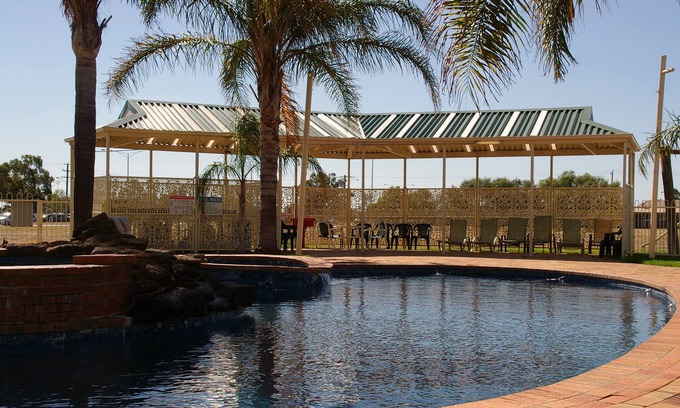 Shepparton Hotel | Pines Country Club Motor Inn