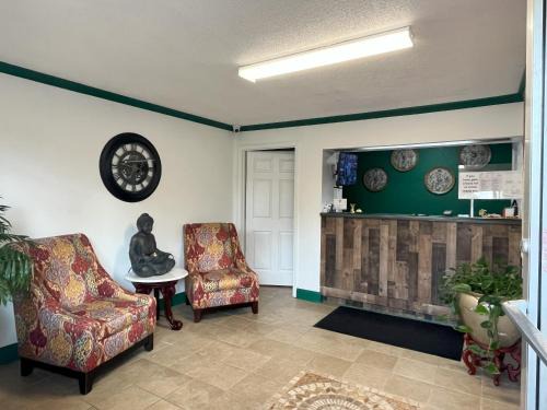 Parsons Hotel | Pinetree Inn