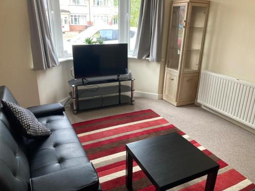 Wolverhampton Apartment | Pinfold 5 - 6 beds