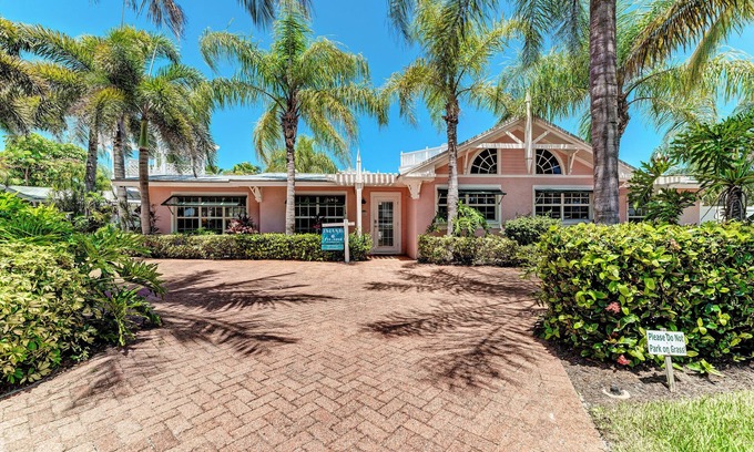 Holmes Beach Condo | Pink Flamingo in Palm Isle Village - 2BR Condo with Pool - By Island Real Estate