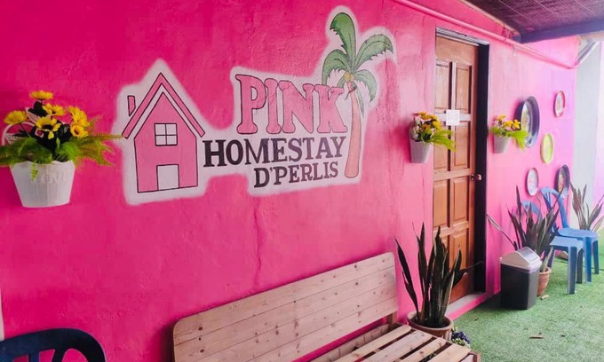 Kampung Sungai Berembang House | Pink Homestay D'Perlis
