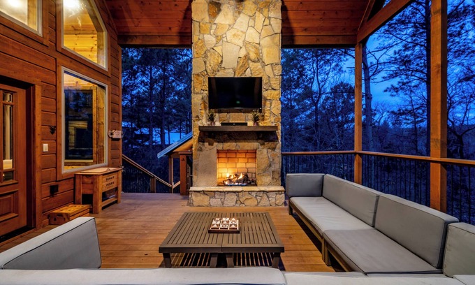 Broken Bow Cabin | Pinot in the Pines - NEW EV Charger! Pet Friendly, Hot Tub, FREE Firewood!