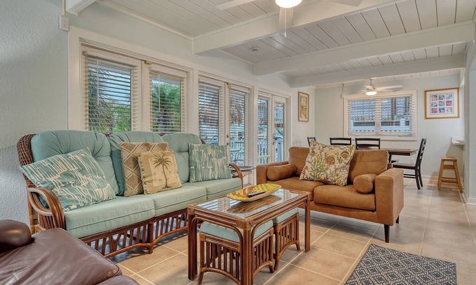 Bradenton Beach House | Pirates Nest - 2 Minute Stroll To The Beach! Sleeps 10!