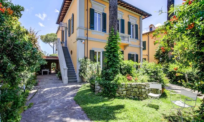 Pisa House | Pisa Getaway by the Tower