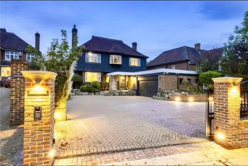 Coombe Hill House | Place to stay in New Malden