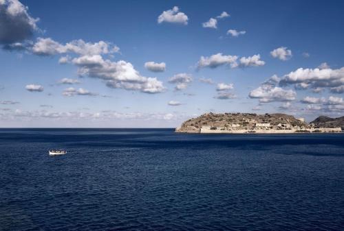 Plaka Apartment | Plaka Sea Front Residence