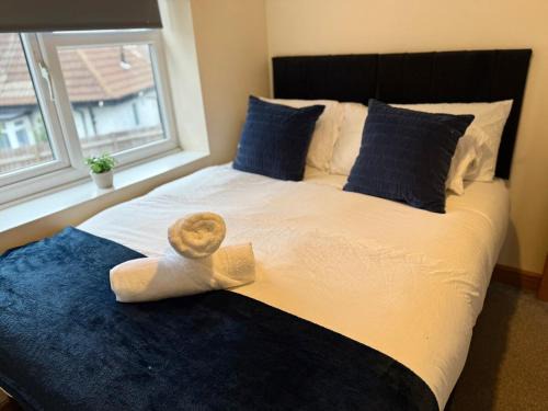Nottingham Apartment | Pleasant 5BR Home - Near Wollaton Hall, QMC, City Centre & Nottingham University - Sleeps 9