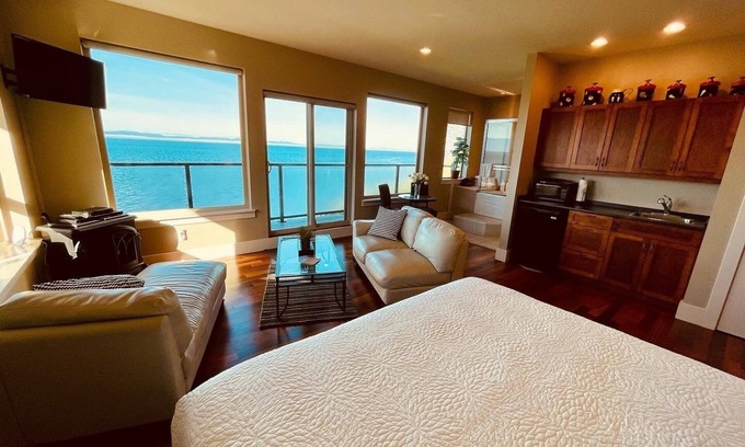 Otter Point Cabin | Points West Oceanfront Rooftop suite