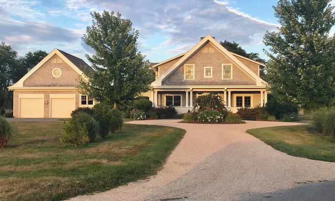 Middletown House | POOL AND PICKLEBALL within beautiful country setting close to Newport & Beaches