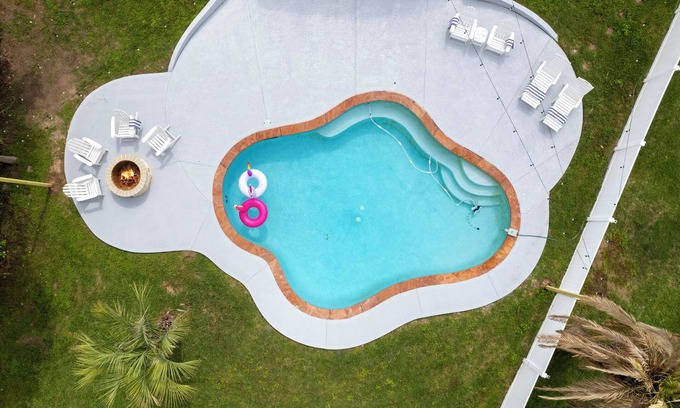 Willis House | Pool Fun on Lake Conroe - Gameroom - Paddleboards