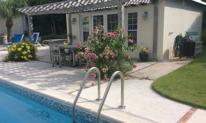 Smith's Cottage | Pool House Studio In A Garden Setting + EV chargers