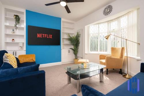 Trafford House | Pool Table - Spacious and Tranquil Hideaway - Near Airport - Sleeps 10