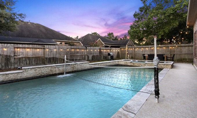 Lake Houston House | Pool Volleyball Oasis |Sleeps 18