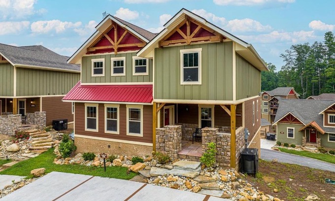 Gatlinburg House | Poolside Paradise chalet