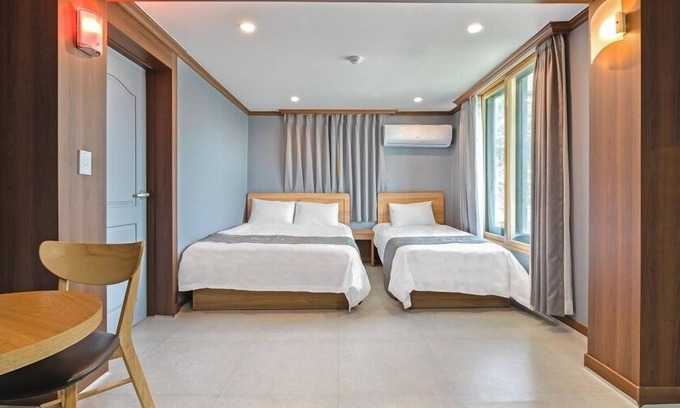 Sokcho Hotel | Port View