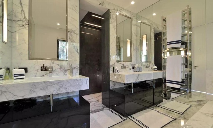 Puget-sur-Argens Apartment | Prélassez-vous sur les transats ainsi que sous un parasol sur la terrasse