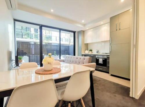 Prahran Apartment | PR126-1 BR Comfy Stay Next to Station with FREE Parking