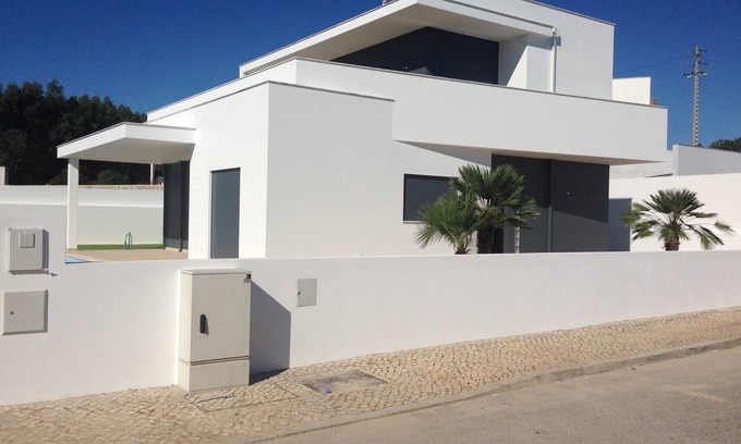 Caldas da Rainha House | Prachtige Villa met Verwarmd Privé-zwembad Vlakbij de Oceaan en Lagune