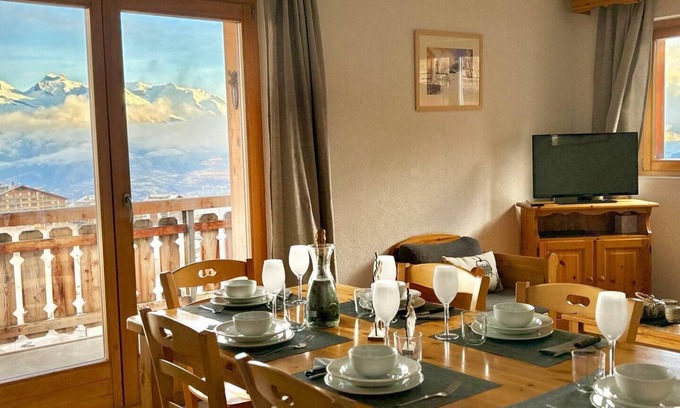 Saint-Pierre-de-Clages Apartment | Pracondu apartment, ski-in ski-out, with views of the Alps