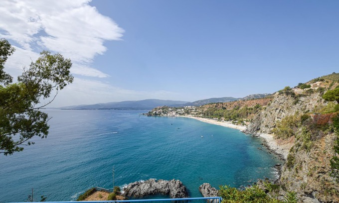 Zambrone Apartment | Practical apartment for a relaxing stay on the outskirts of Zambrone.