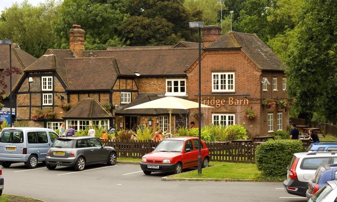 Woking Hotel | Premier Inn Woking West - A324