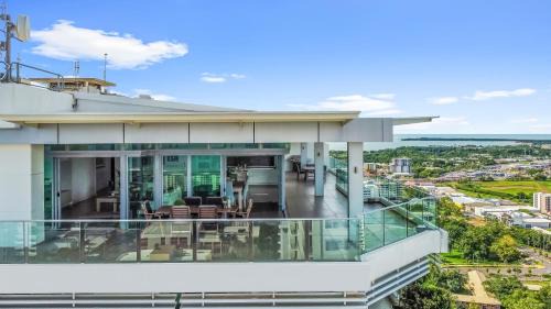 Darwin City Centre Apartment | Premier Penthouse Serene Harbour Views BBQ & Pool