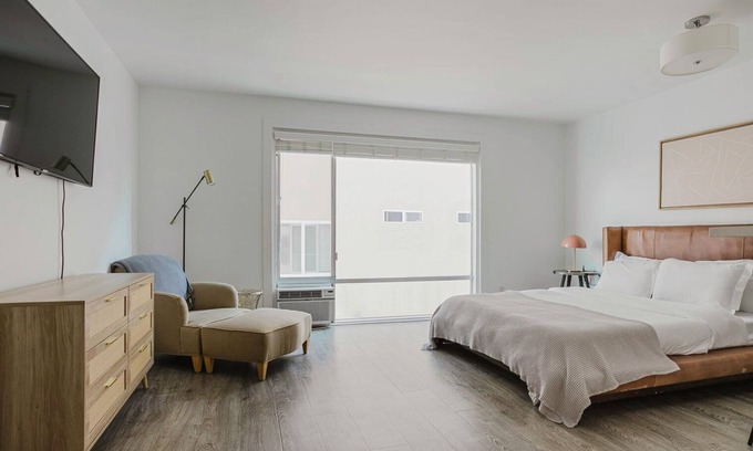 Miracle Mile Apartment | Premium Mid-Wilshire Studio w/Pool, A/C, nr Food & Shops, by Blueground