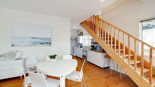 Pretty Beach House | 'Pretty Beach Bay Vista' by HolidayCo