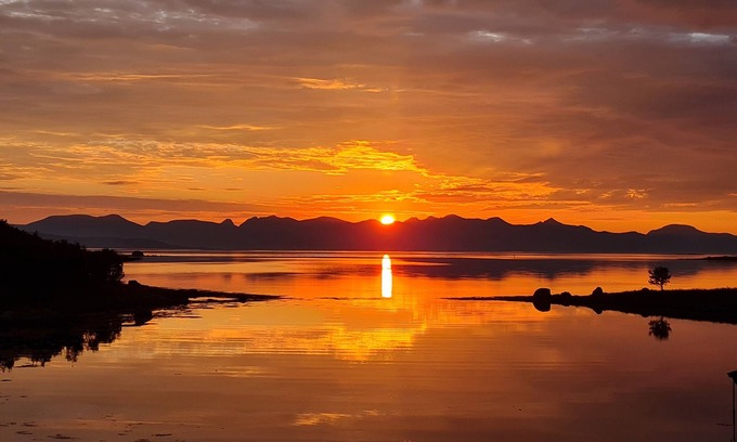 Hadsel Apartment | Prima Lofoten apartment by the seafront with midnight sun.