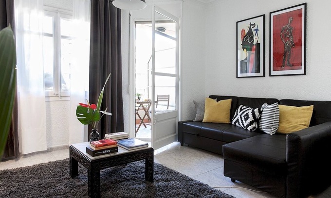 Esquerra de l'Eixample Apartment | Prime Eixample Hideaway 6 Guests with Balcony by MyRentalHost