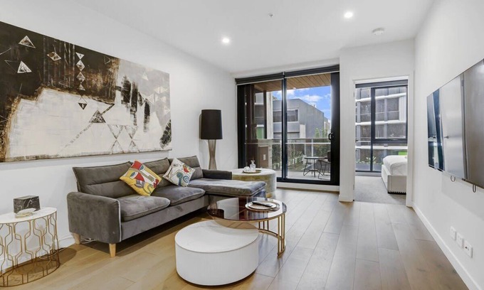 Hawthorn Apartment | Prime Hawthorn 2BR Apt with parking, pool and gym