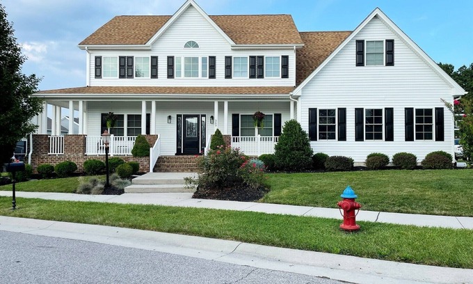 Christiansburg House | Prime Location!-Sleeps 17-Hot Tub~- VT Football, Graduation, Huckleberry Trail!