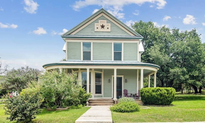Johnson City House | Prime location-Walk to food, Bars and Wineries!