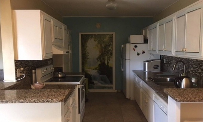 Encino Condo | PRIME LOCATION walking distance to VENTURA BLVD where all entertainment is: