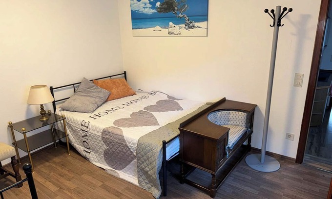 Hainchen Apartment | -Prince's room-/vacation apartment furnished with old English furniture