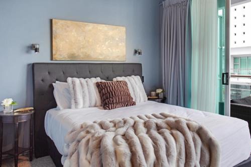 Auckland Central Business District Apartment | Princes Wharf Luxury Newly Renovated