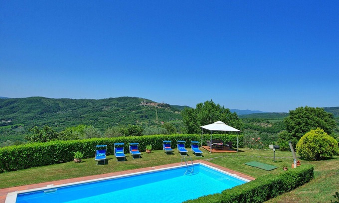 Civitella in Val di Chiana Villa | Private Villa with WIFI, private pool, A/C, patio, pets allowed, panoramic view, close to Arezzo