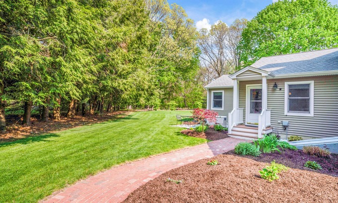 Old Lyme Apartment | Private, 1 bed/1.5 bath apt close to local beaches