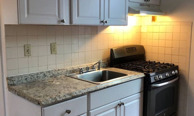 Elizabeth Apartment | Private 2-bedroom apartment 10-mins to Newark International Airport (EWR)