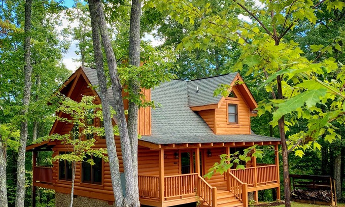 Gatlinburg - Pigeon Forge Cabin | Private and Cozy Cabin Perfect for a Smoky Mountain Getaway!