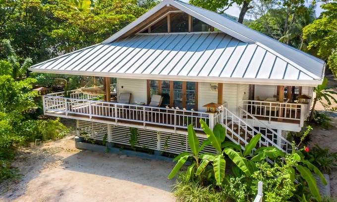 Palmetto Bay House | Private Beachfront Bungalow – Gated Community, Prime Roatán Location Awaits!