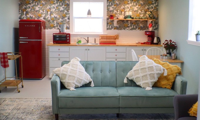 Lorena Cottage | Private Country Cottage 17 minutes from Baylor and the Silos