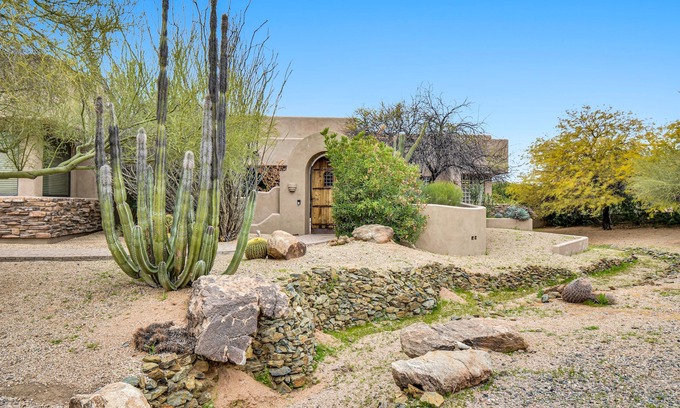 Cave Creek House | Private getaway,sleeps 21,pool, 2 jacuzzis, Teppanyaki grill,BBQ,covered patio+