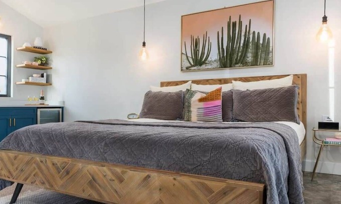 Fredericksburg Apartment | Private guesthouse, king bed, soaking tub in town!