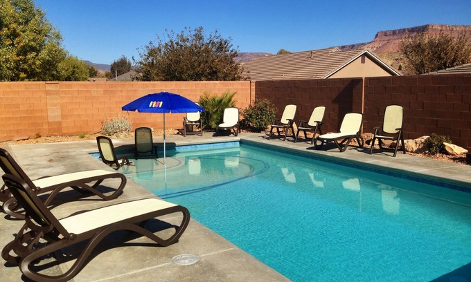 La Verkin House | Private Home & Fenced POOL 32'x16', sleeps 15, Jacuzzi, TV/Game rm, Play-Set