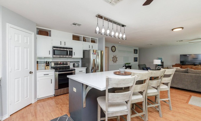 Flour Bluff House | Private Home w Reserved Parking & Carport Built for Fun Gatherings